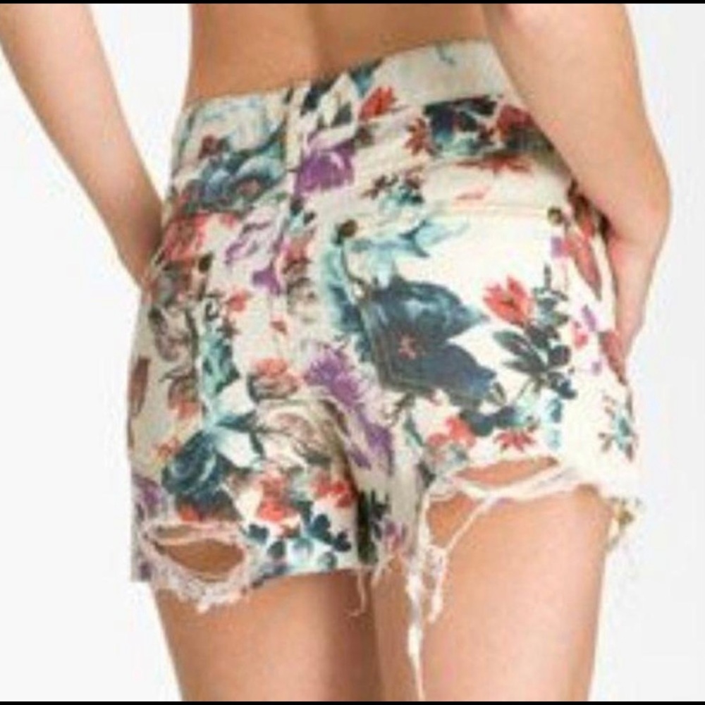 Free People White Floral Cut-Off Short-Shorts CUTE!! 🌸 EUC